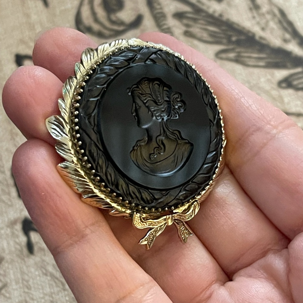 Victorian style black glass carved cameo gold tone brooch - Picture 3 of 5